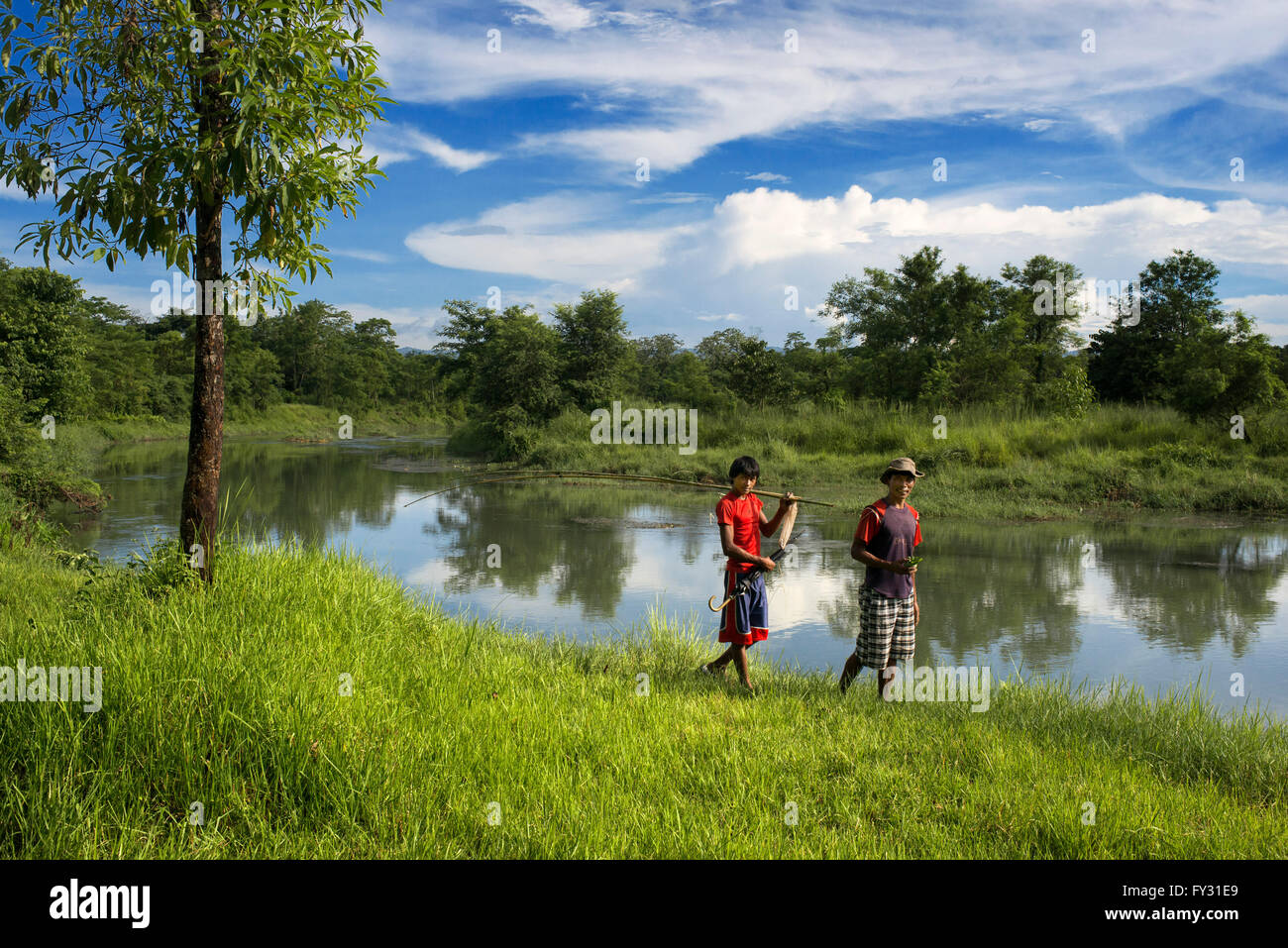 Amico ragazzi nel fiume Rapti, Chitwan il parco nazionale, Nepal, Asia Foto Stock