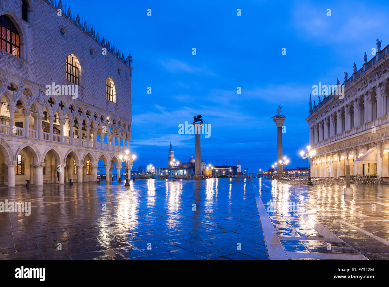 Piazzetta San Marco, San Marco&#39;s Square, Doge&#39;s Palace a sinistra, dietro la chiesa di San Giorgio Maggiore Foto Stock