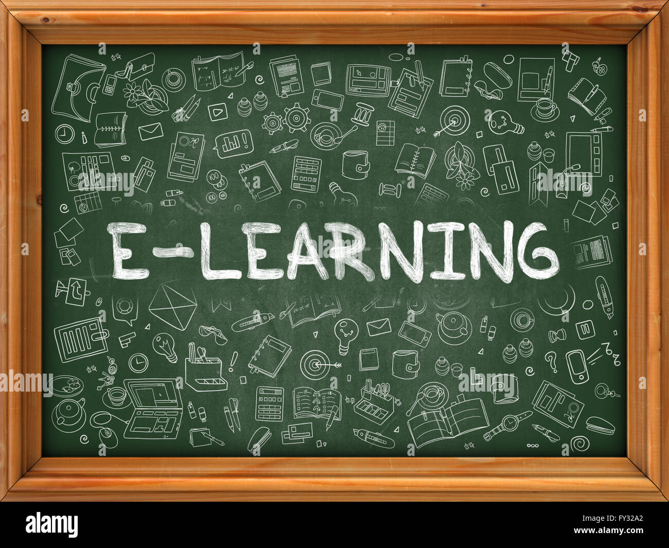 E-learning - disegnata a mano sulla lavagna verde. Foto Stock