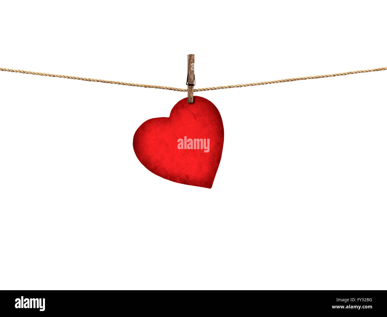 Scheda di San Valentino a forma di cuore dalla vecchia carta rossa appeso su uno stendibiancheria isolati su sfondo bianco Foto Stock