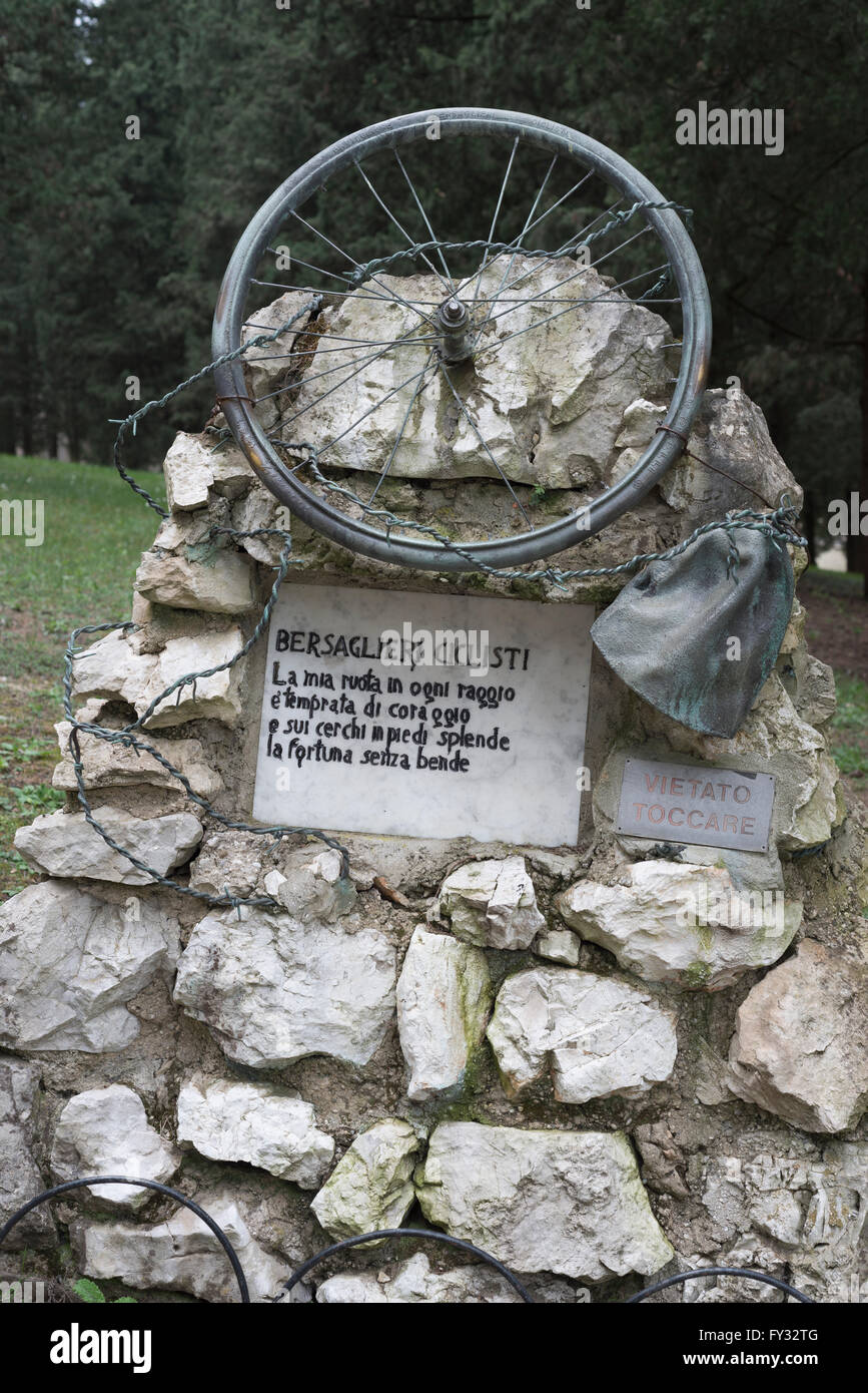 Tomba simbolica pietra per la fanteria di biciclette, Parco della Rimembranza, museo all'aria aperta la prima guerra mondiale sul Colle Sant'Elia hill Foto Stock
