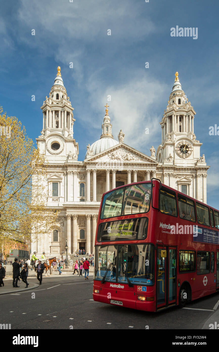 Iconico bus rosso a due piani di fronte alla Cattedrale di San Paolo a Londra, Inghilterra. Foto Stock