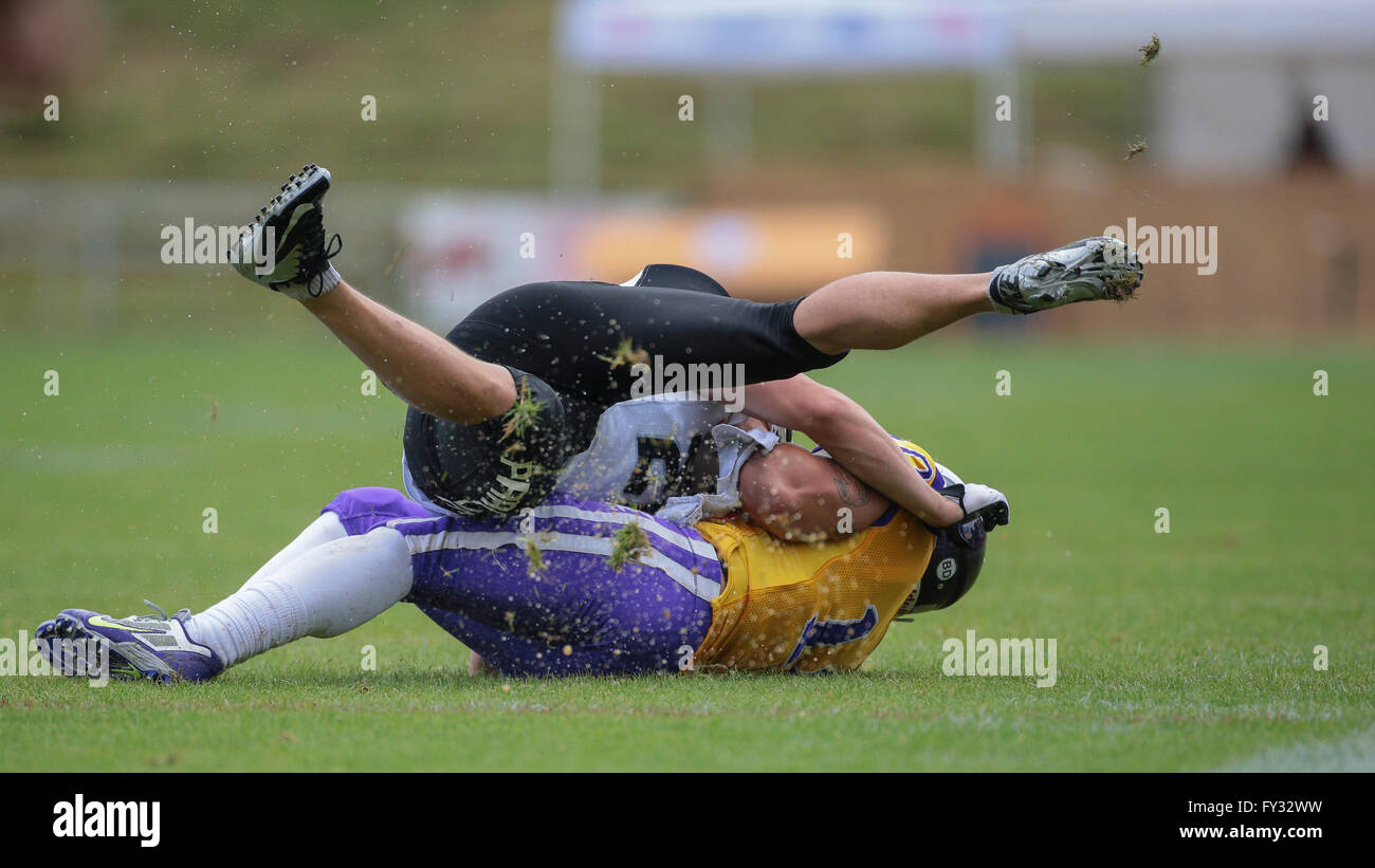 TE Manuel Thaller, n. 11 i vichinghi, affronta WR Jakub Wolesky, n. 2 pantere, durante un austriaco Football League Foto Stock