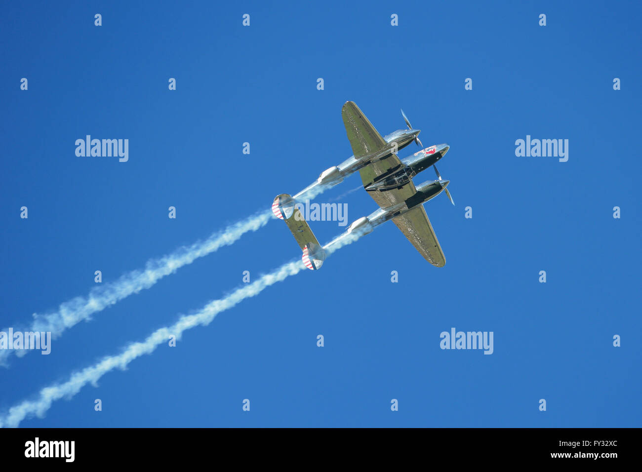 Un Lockheed P-38 fulmine in volo in un display di volo durante la Red Bull Air Race, Red Bull Ring, Spielberg, Stiria, Austria Foto Stock