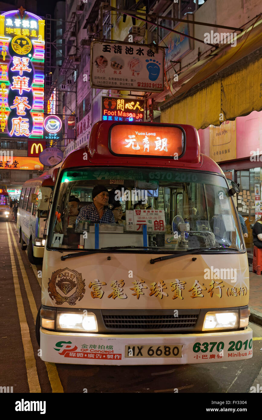 Luce pubblica il Bus Rosso in una strada notturna, Minibus Toyota Coaster GPL, Yau Ma Tei, Kowloon, Hong Kong, Cina Foto Stock