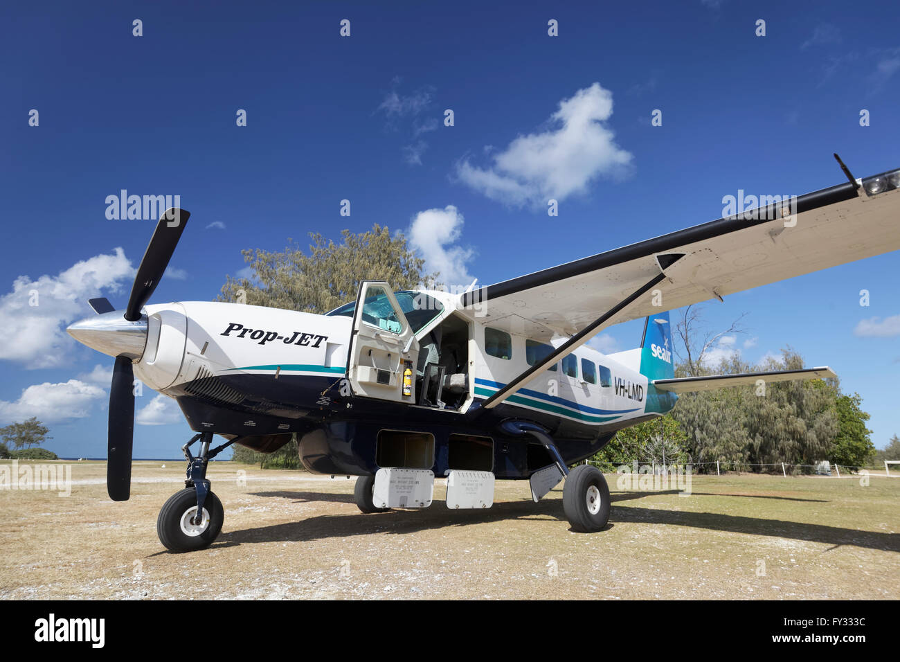 Cessna 208 Caravan aria di mare sul campo di aviazione non pavimentata con open a pavimento armadietti per bagagli, Lady Elliot Island, Queensland, Australia Foto Stock