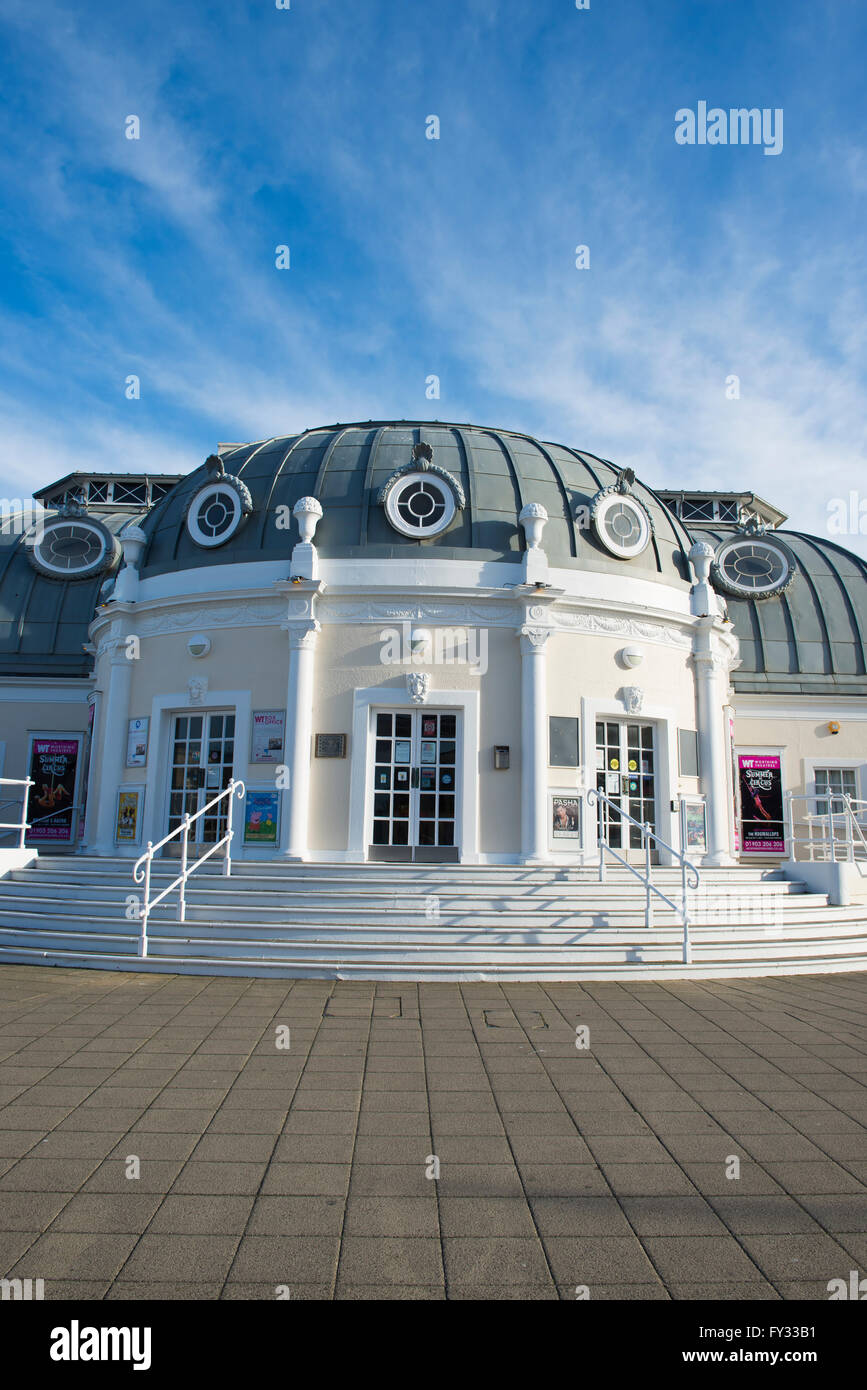 Il Pavilion Theatre all'ingresso del molo sul lungomare Worthing Foto Stock