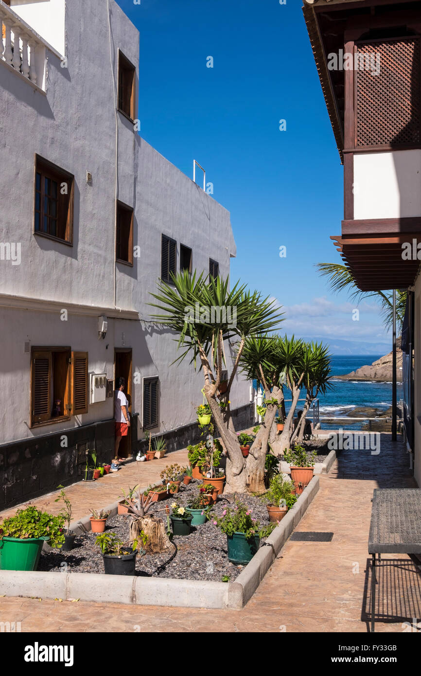 Vicolo tra le case che portano al mare nel villaggio costiero di La Caleta in Costa Adeje, Tenerife, Isole Canarie, Spagna. Foto Stock