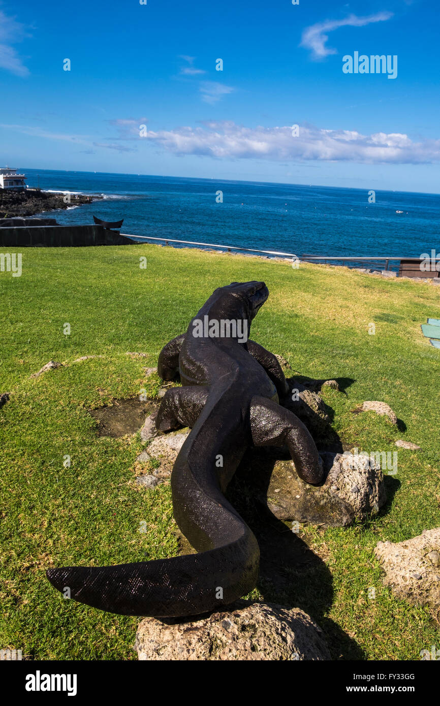 Lucertola gigante scultura sull'erba vicino alla zona ristorante nel villaggio costiero di La Caleta, Costa Adeje, Tenerife, Canarie Foto Stock