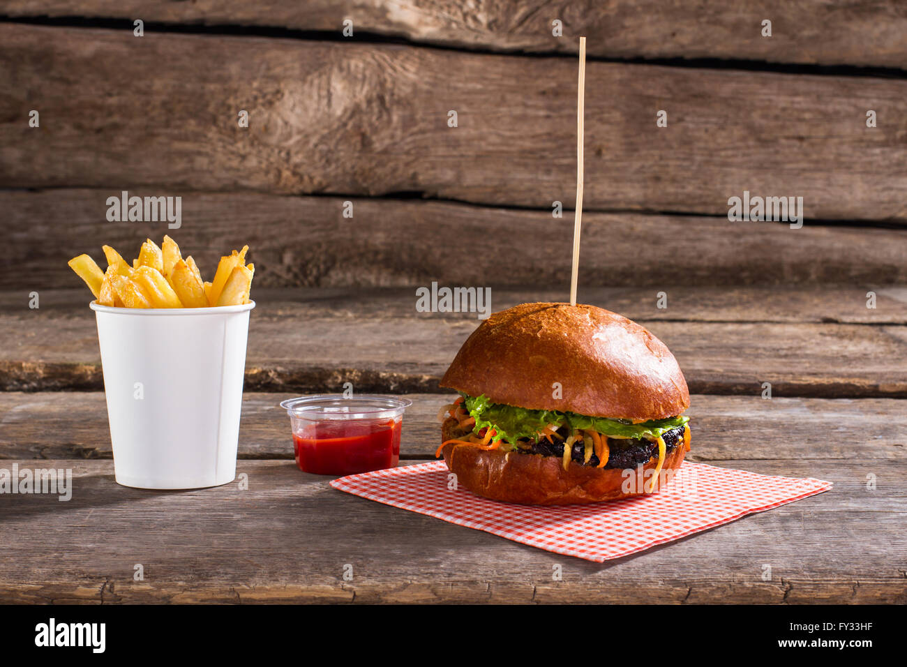 Burger il bastone con le patatine fritte. Foto Stock