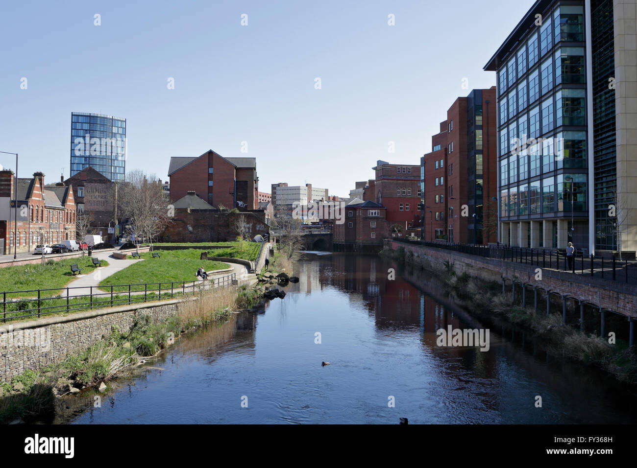 Il fiume Don scorre attraverso il centro di Sheffield in Inghilterra , con il Riverside Walkway e il Nursery Street Pocket Park Foto Stock