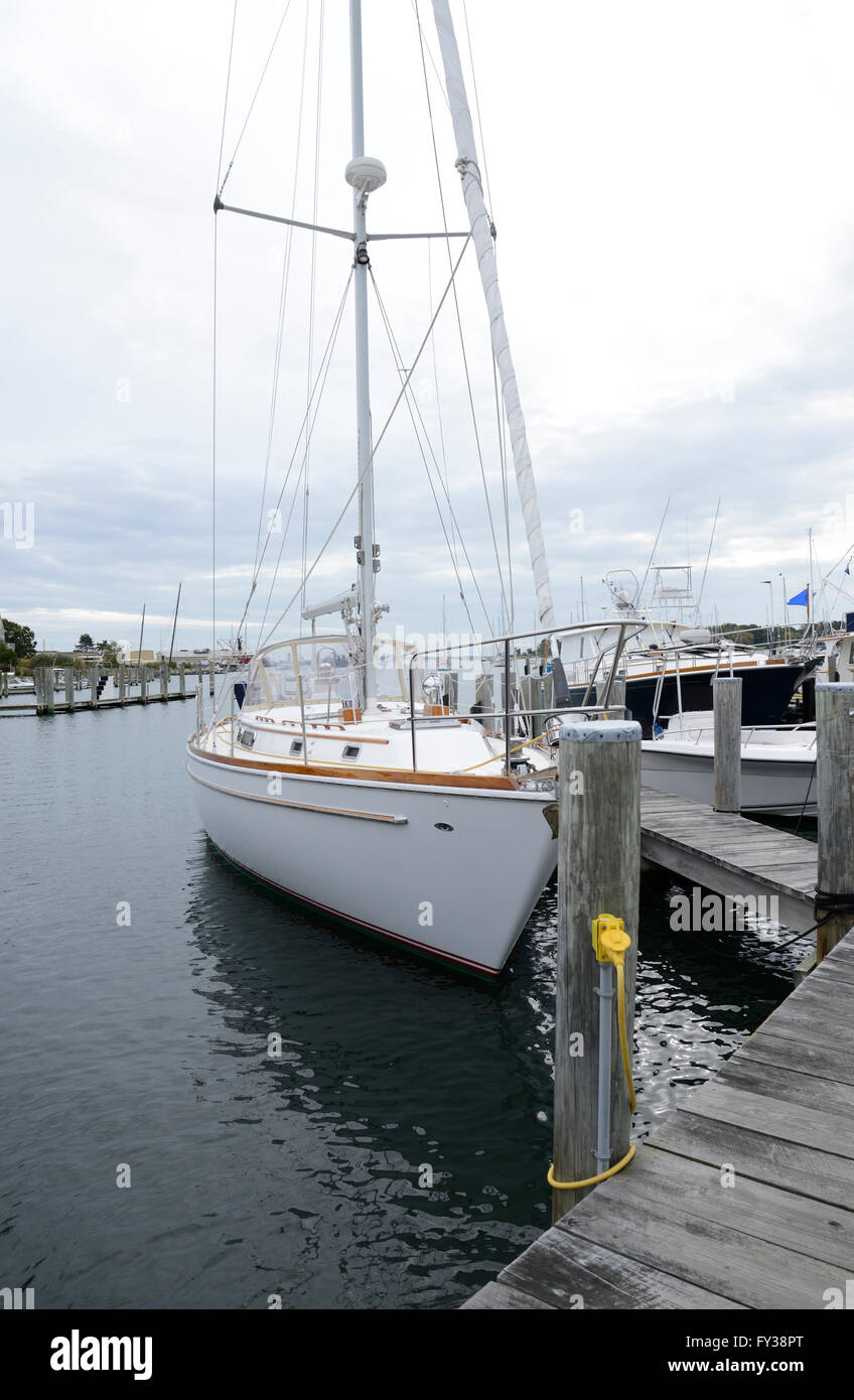 Inserito in barca a vela da un molo di legno nel porto da Stonington nel Connecticut Foto Stock