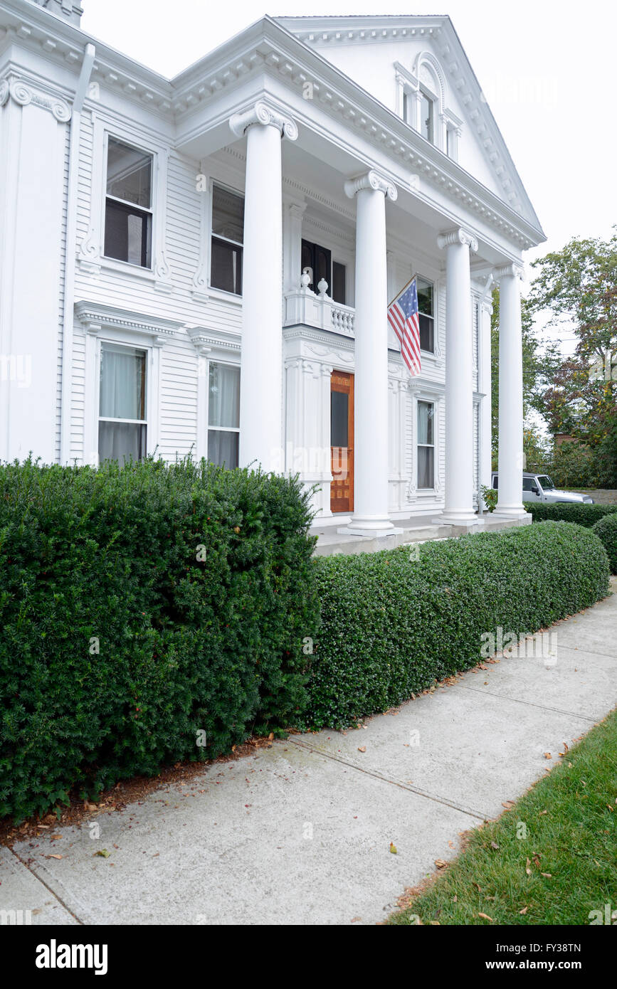Grande stile federale casa Stonington nel Connecticut. La casa dispone di ampio porticato con alte colonne. Foto Stock