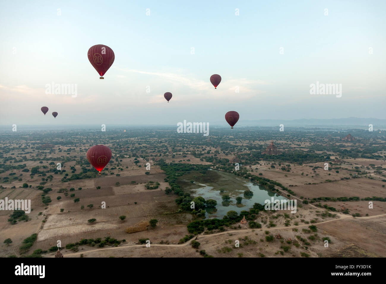 Una flotta di mongolfiere nel cielo di Bagan (Myanmar) laggiù i turisti possono ottenere l'esperienza della loro vita. Foto Stock