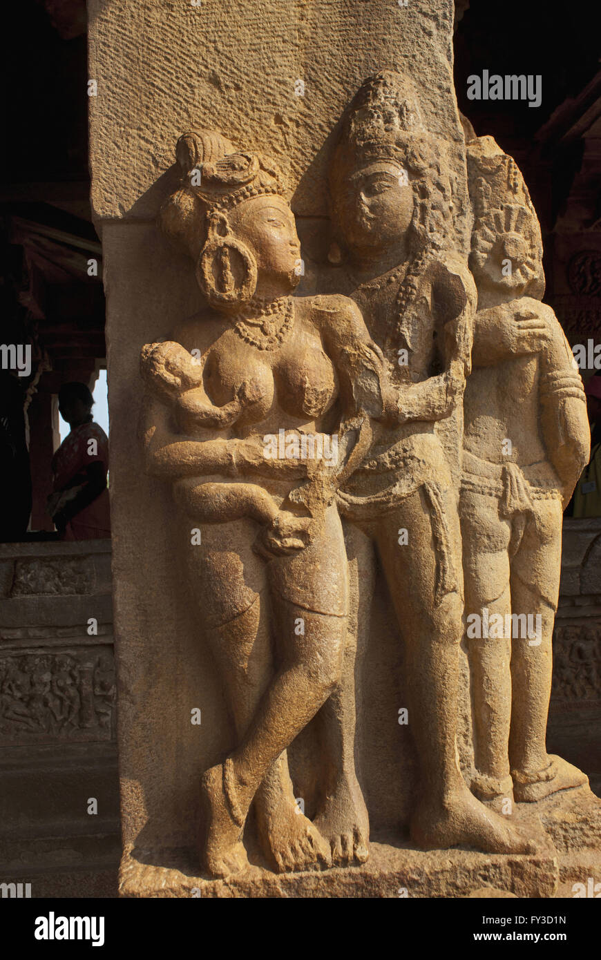 Figure scolpite sul sobrio e pilastri squadrati dell'ingresso portico del tempio di Durga, Aihole, Bagalkot, Karnataka, India. Il Mi Foto Stock