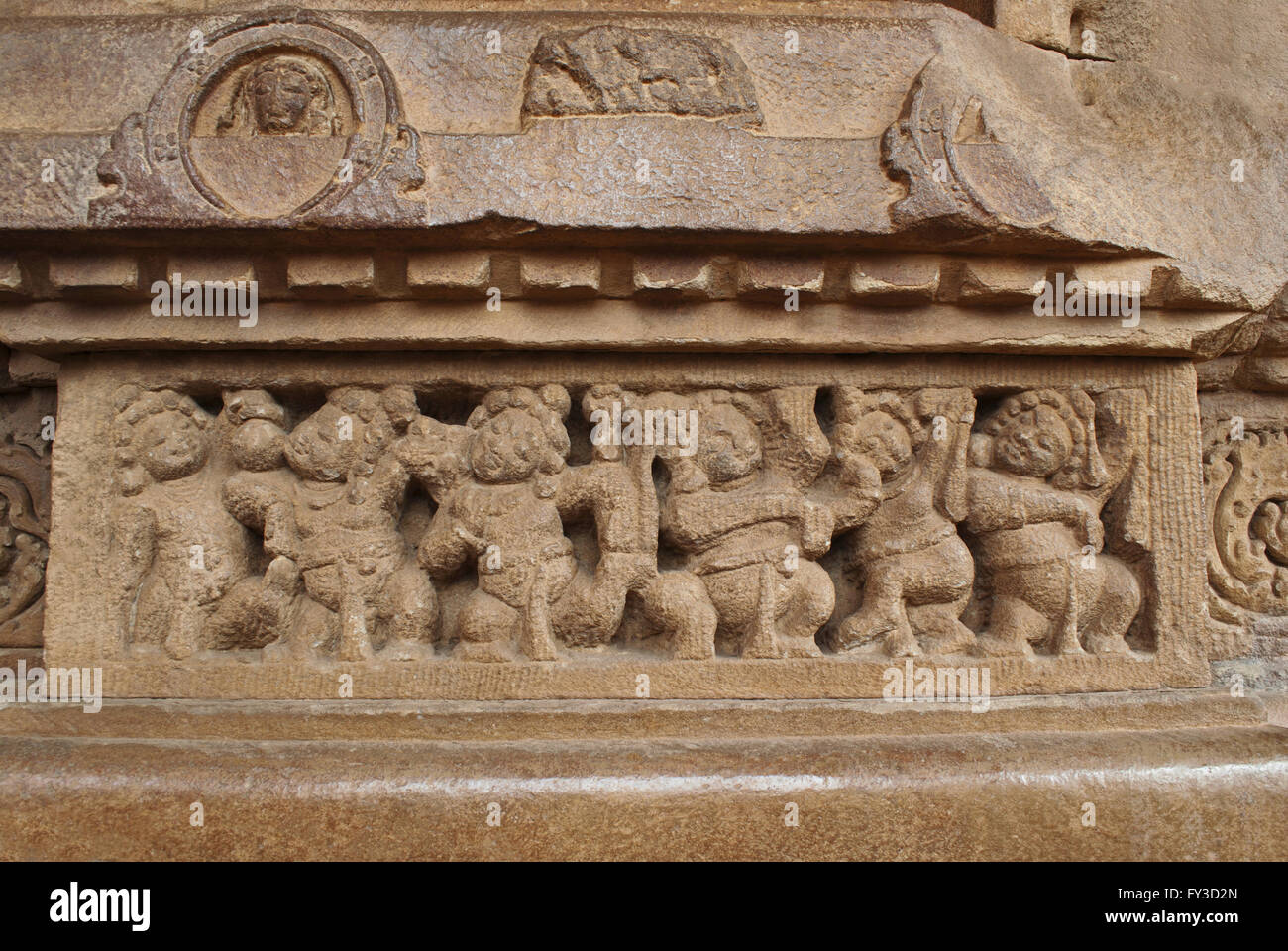 Le figure di shiva ganas (servi del Signore Shiva) scolpito sul plinto, Durga temple, Aihole, Bagalkot, Karnataka, India. Foto Stock