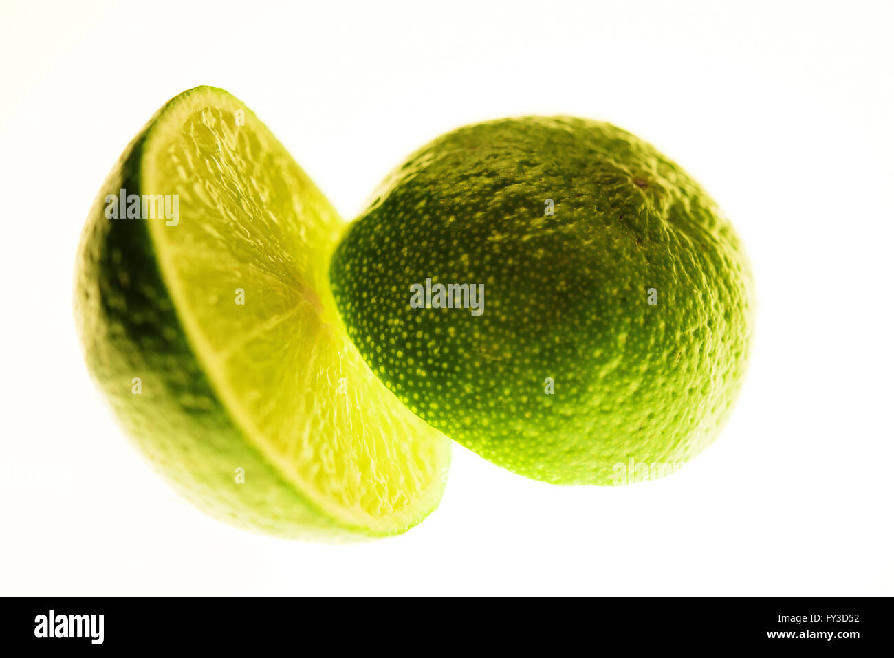 Fettine di lime su sfondo bianco Foto Stock
