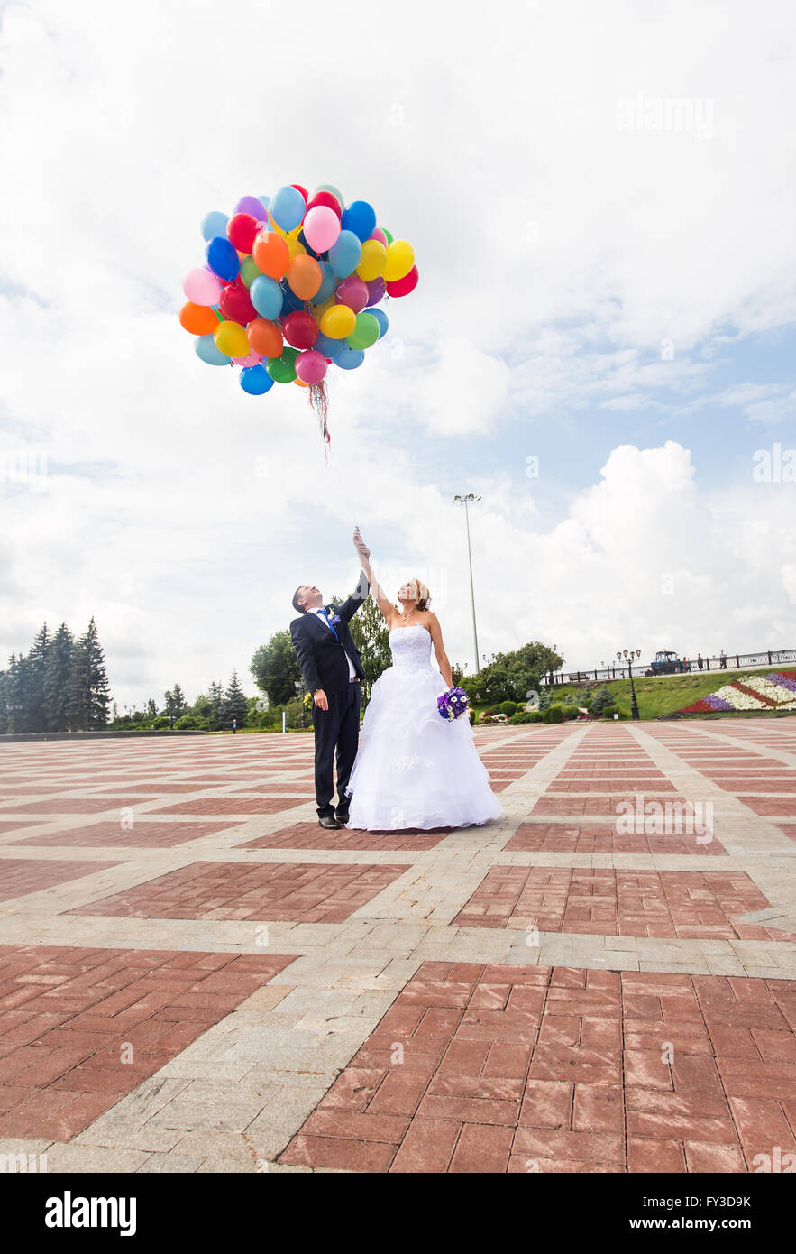 Palloncini per matrimoni all'esterno. Giorno di nozze, la sposa e lo sposo  Foto stock - Alamy