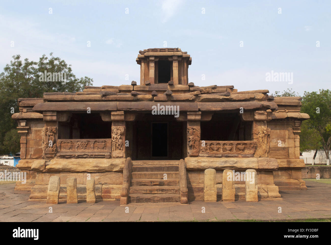 Vista frontale della Lad Khan tempio, Aihole, Bagalkot, Karnataka, India. Gruppo Kontigudi dei templi. Questo è il più antico tempio di Aiho Foto Stock
