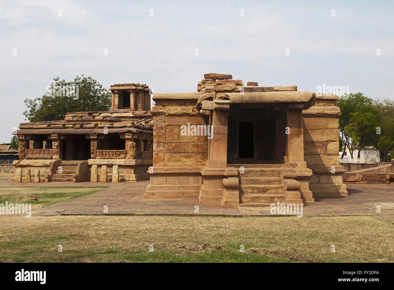 Lad Khan tempio sulla sinistra e Suryanarayana Gudi sulla destra, Aihole, Bagalkot, Karnataka, India. Foto Stock