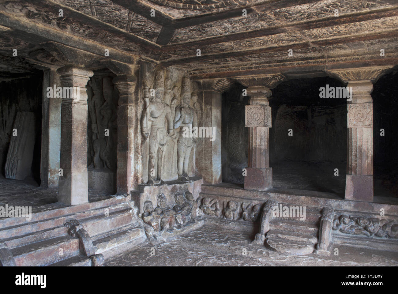 Vista interna di Ravanaphadi rock-cut tempio, Aihole, Bagalkot, Karnataka, India. Squisitamente soffitto intagliato del matapa, carv Foto Stock