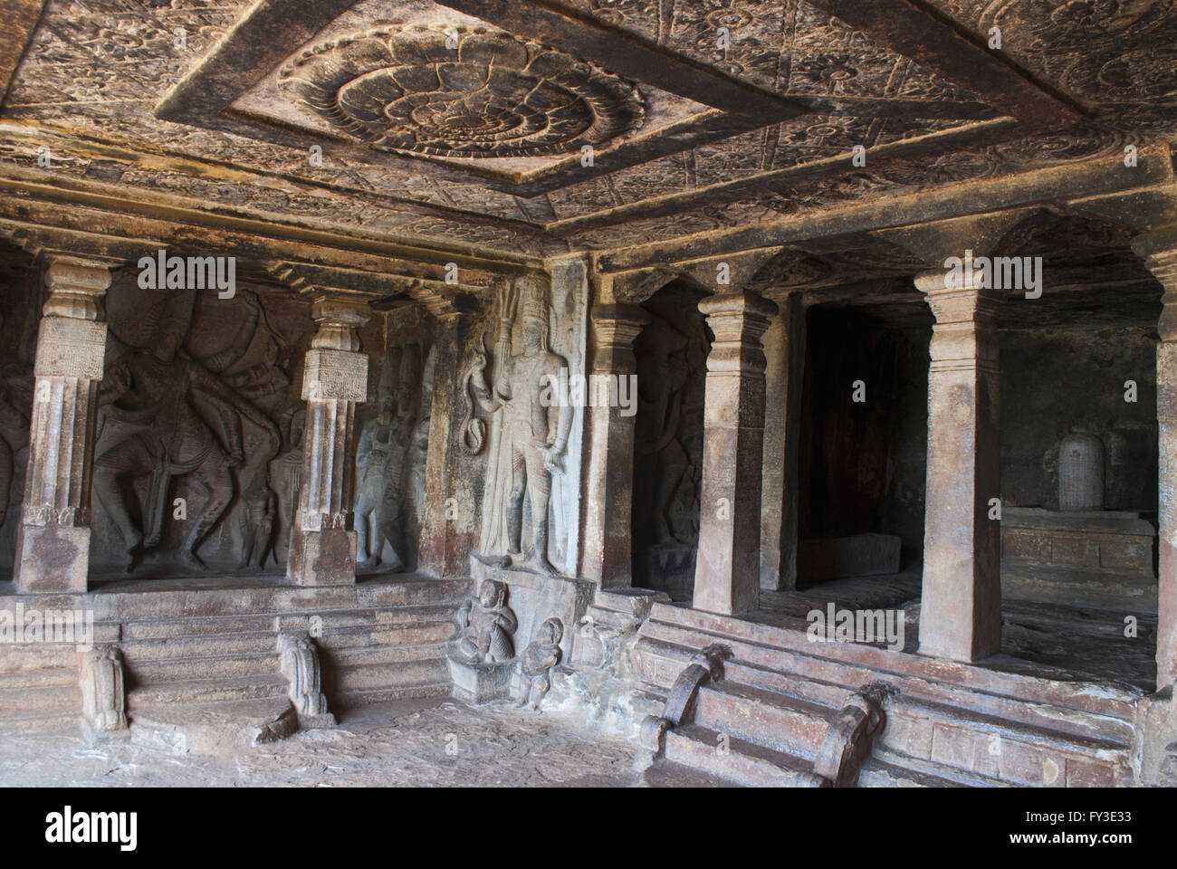 Vista interna di Ravanaphadi rock-cut tempio, Aihole, Bagalkot, Karnataka, India. Squisitamente soffitto intagliato del matapa, danc Foto Stock