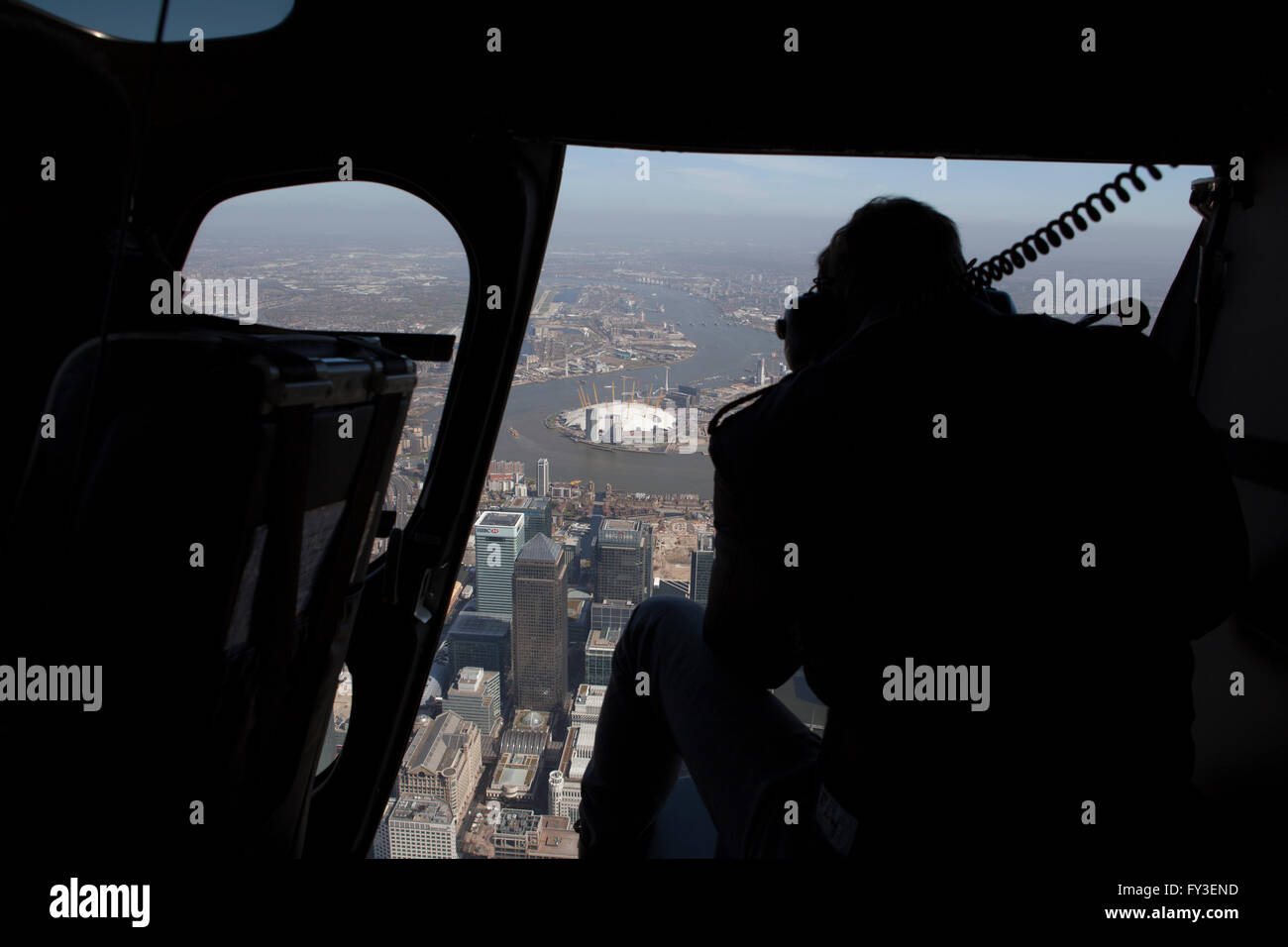 Vista dall'interno di elicottero con porta aperta su Londra durante la fotografia aerea trip Foto Stock