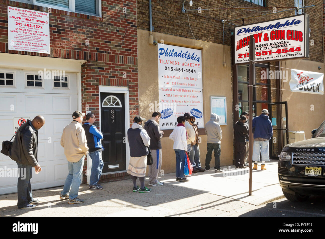 Una folla linee fino per pistola istruzione, Philadelphia, Pennsylvania, USA. Foto Stock