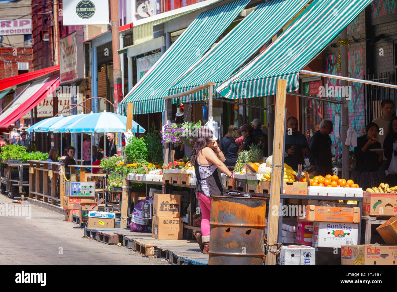 Tende da sole coprire il mercato italiano, South Philadelphia, Pennsylvania, USA. Foto Stock