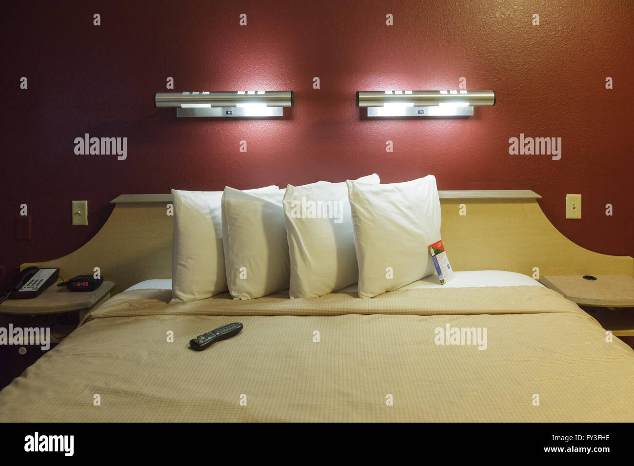 Il letto in una Red Roof Inn, popolare motore catena di hotel in Stati Uniti d'America. Foto Stock