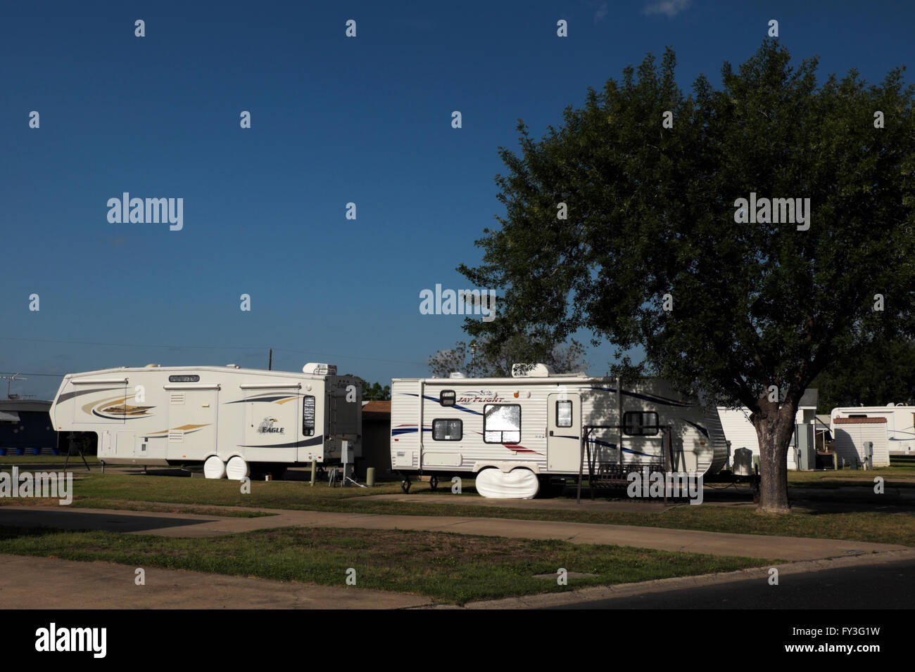 Roulotte, quinto ruote, case mobili e i modelli di parco sedersi serenamente in un parco del rimorchio (RV Resort, mobile home comunità) . Foto Stock