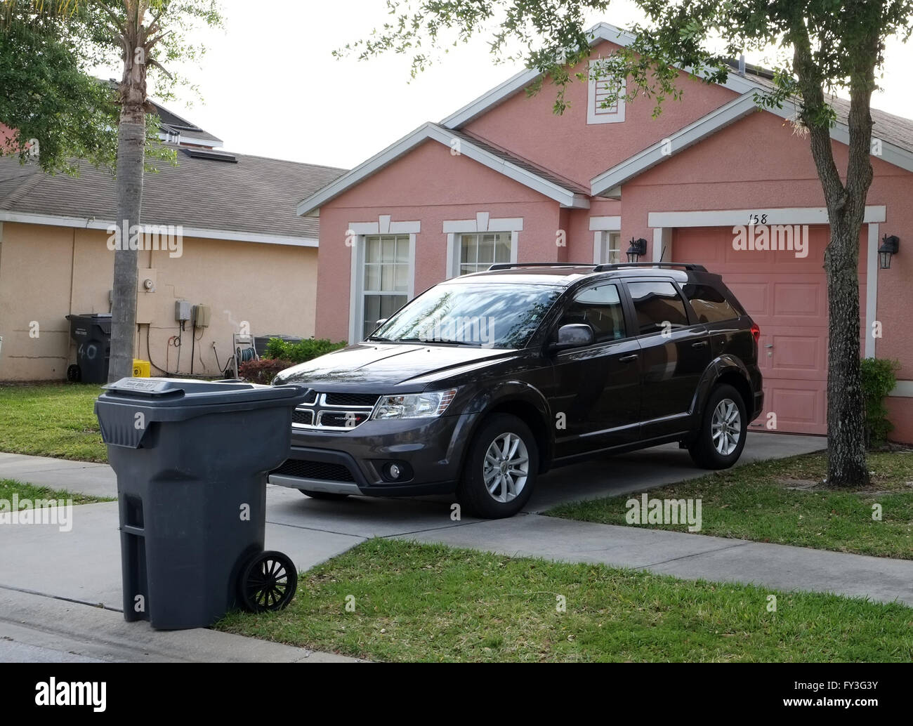 Carrelli di cestino accanto alla strada, American bin giorno. Il 20 aprile 2016 Foto Stock