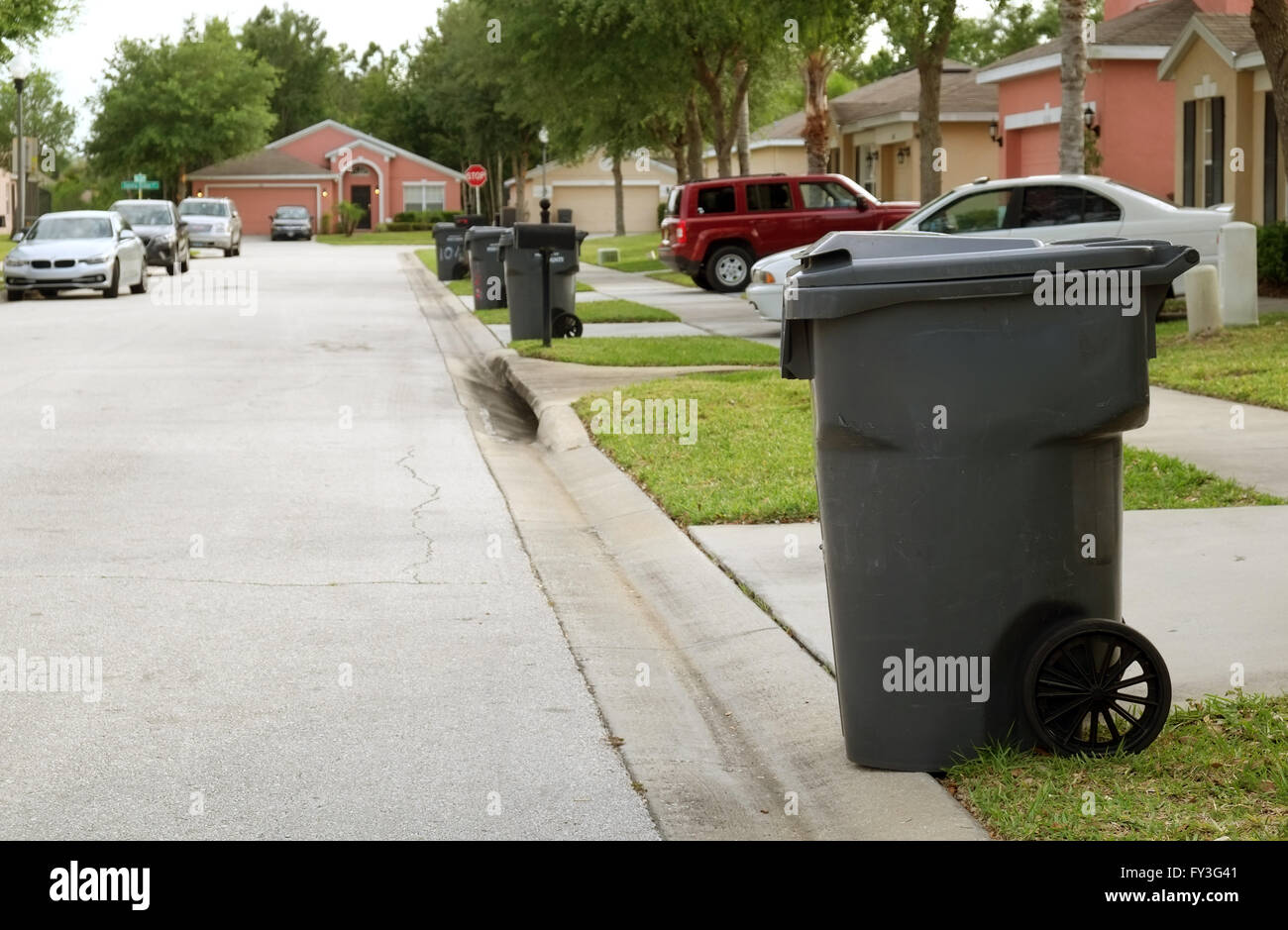 Carrelli di cestino accanto alla strada, American bin giorno. Il 20 aprile 2016 Foto Stock