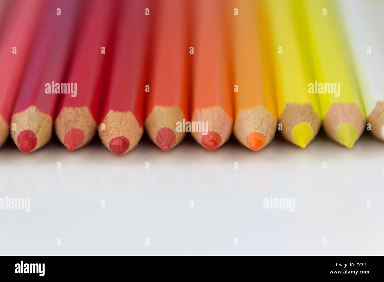 Gruppo di matite di colore in una riga Foto Stock