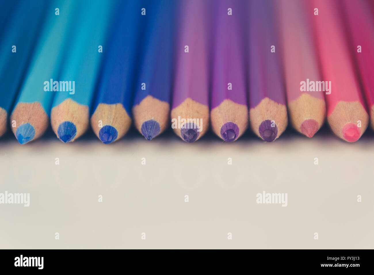 Gruppo di matite di colore in una riga Foto Stock