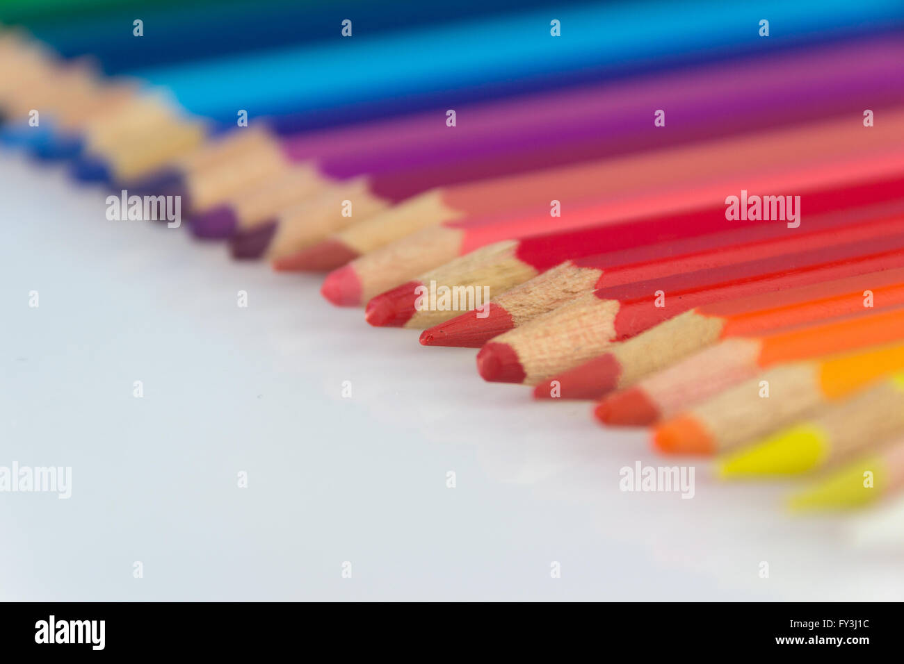 Gruppo di matite di colore in una riga Foto Stock