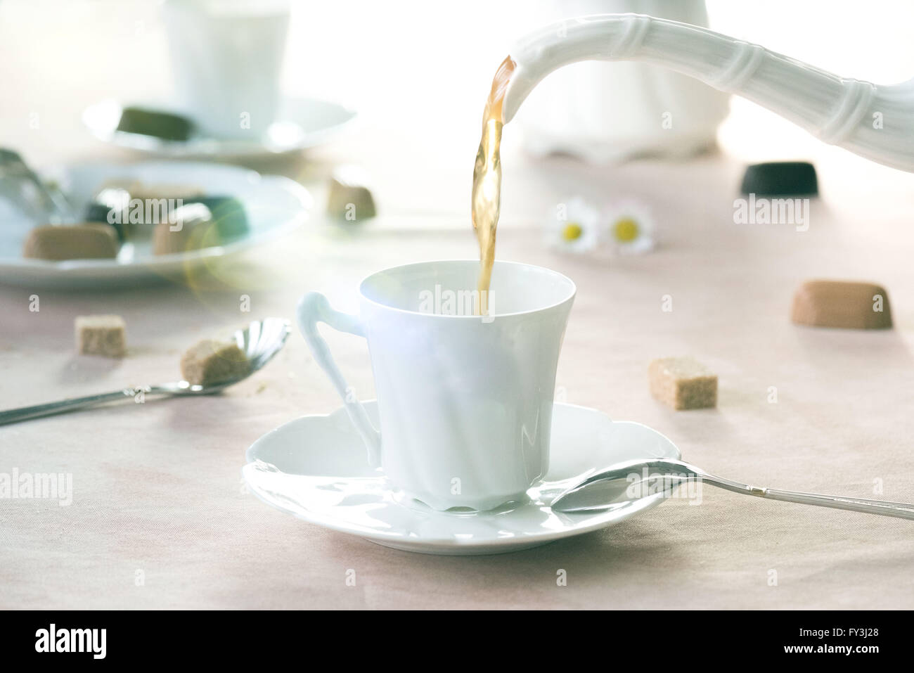 Il caffè da una teiera versare in un bicchiere Foto Stock