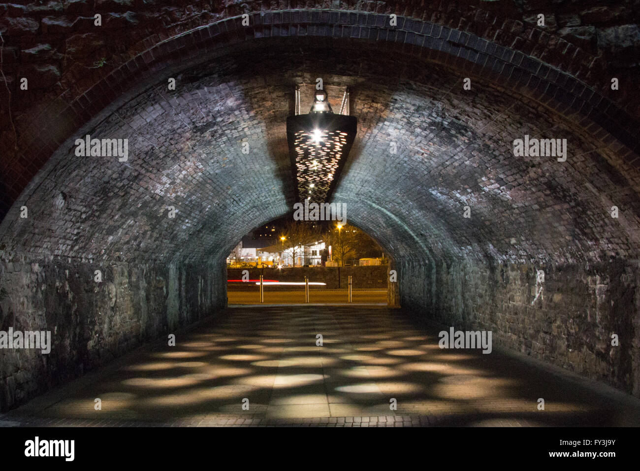 Luci in movimento, creazione di schemi circolari sul pavimento in questo tunnel vicino alla Marina, a Swansea. Foto Stock