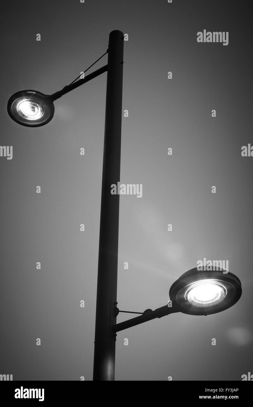 Strada moderna lampada da notte. Formato verticale Foto Stock