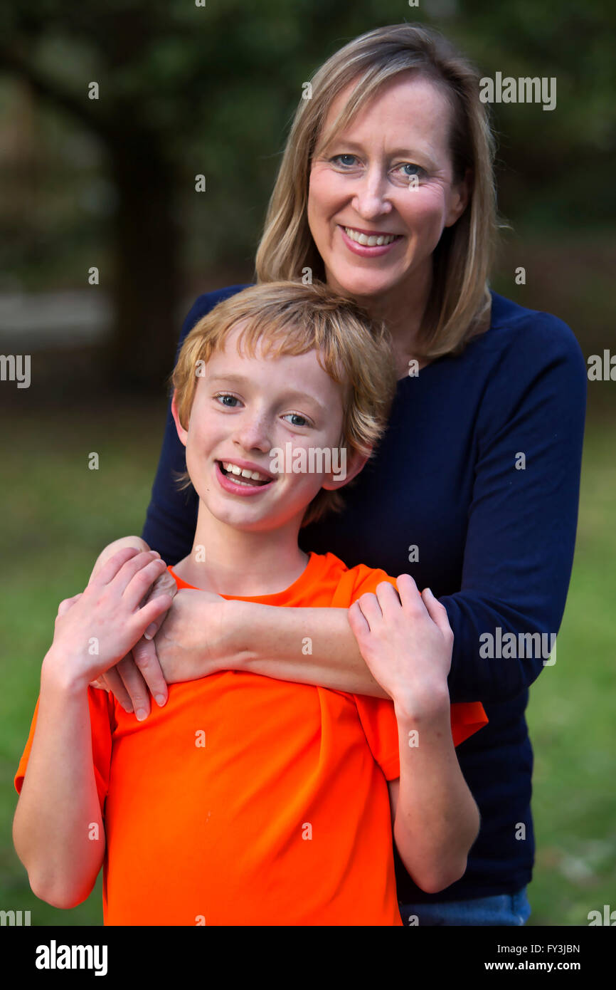 Madre e figlio in posa per riprendere lo stile di vita. Foto Stock