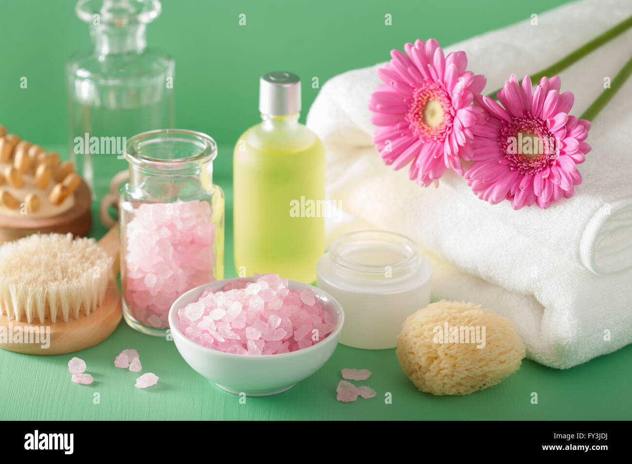 Aromaterapia spa con fiori di gerbera olio essenziale spazzola Foto Stock