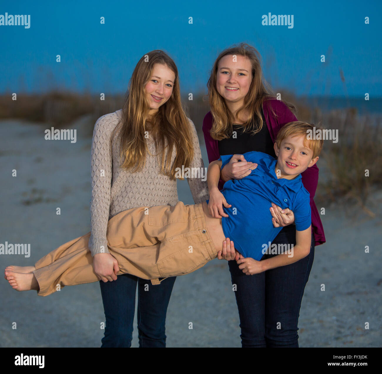 Fastidio e sorelle durante la foto di famiglia sparare sulla isola di palme spiaggia nella Carolina del Sud. Foto Stock