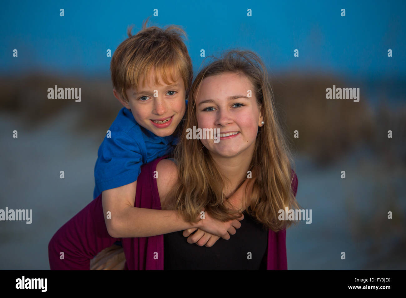 La Briga e la sorella durante la foto di famiglia sparare sulla isola di palme spiaggia nella Carolina del Sud. Foto Stock