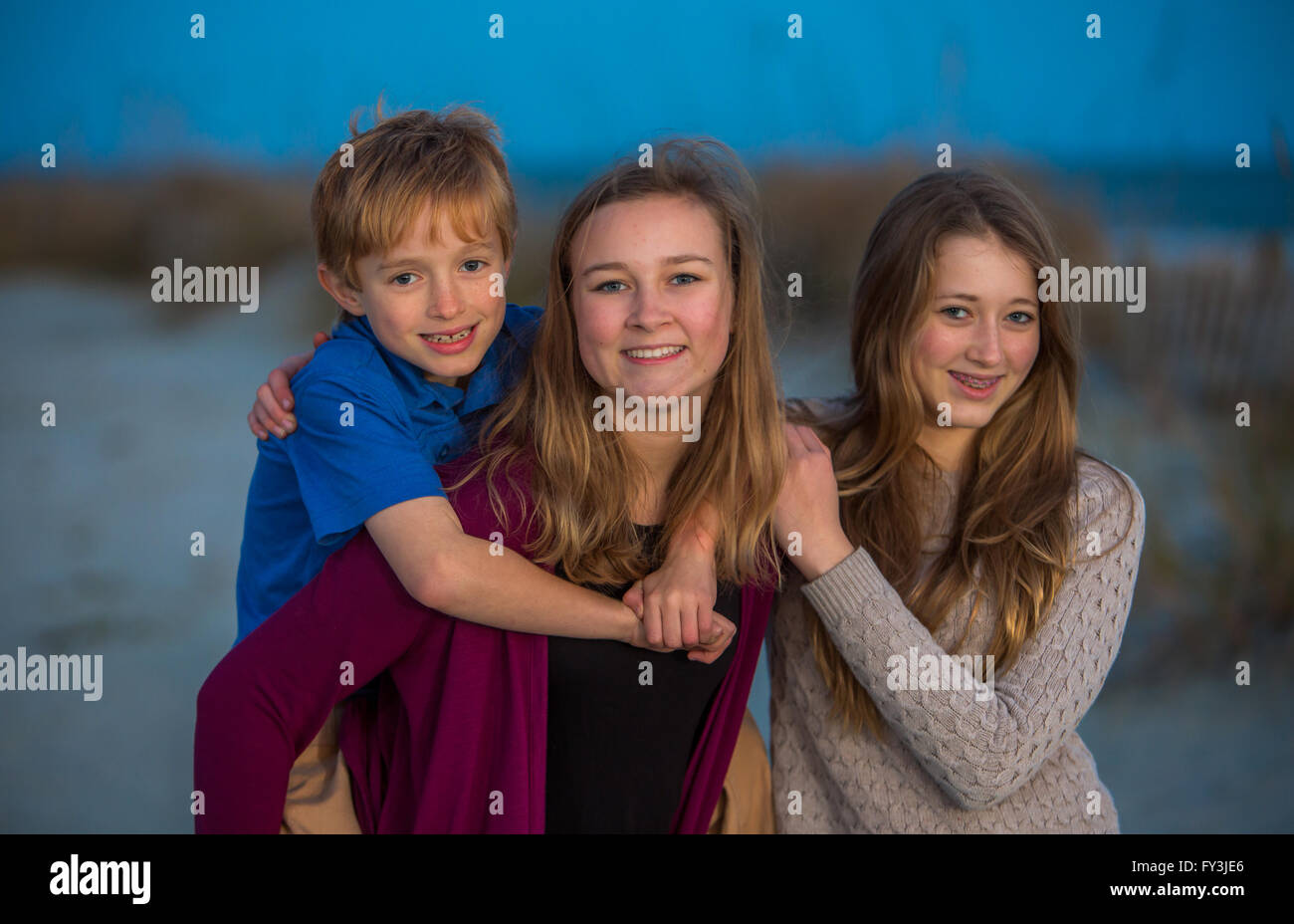 Fastidio e sorelle durante la foto di famiglia sparare sulla isola di palme spiaggia nella Carolina del Sud. Foto Stock