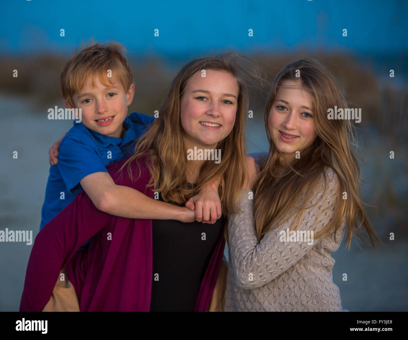 Fastidio e sorelle durante la foto di famiglia sparare sulla isola di palme spiaggia nella Carolina del Sud. Foto Stock
