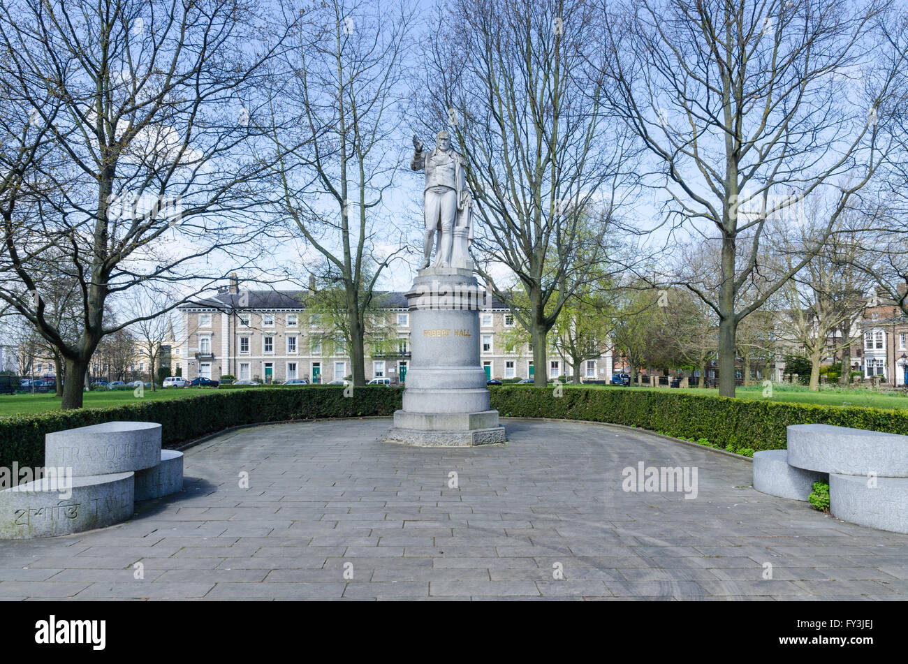 Statua di Robert Hall,un XIX secolo ministro battista, in de Montfort Square, New Walk, Leicester Foto Stock