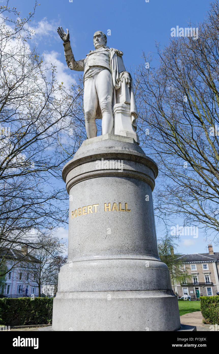 Statua di Robert Hall,un XIX secolo ministro battista, in de Montfort Square, New Walk, Leicester Foto Stock