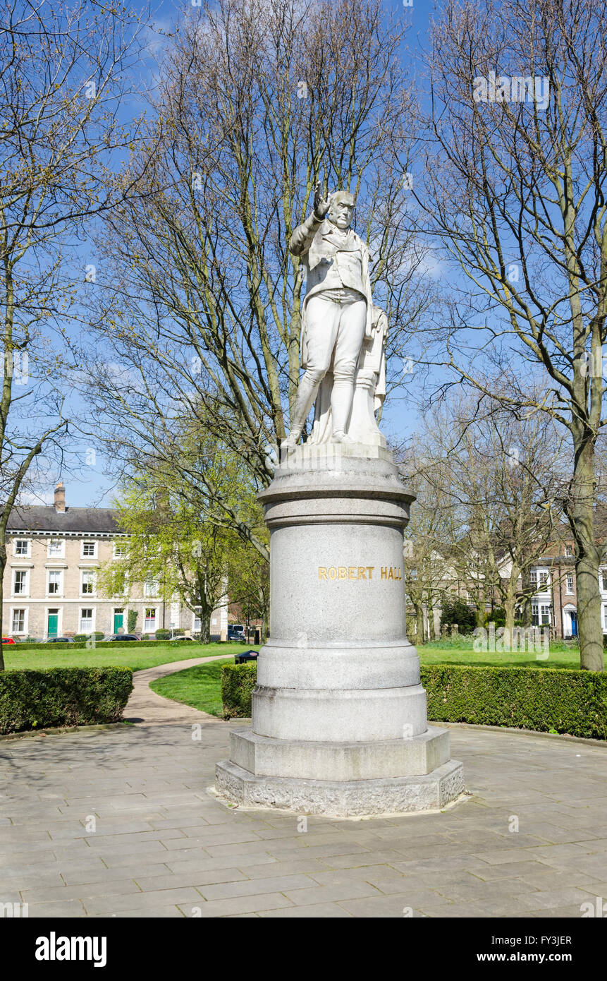 Statua di Robert Hall,un XIX secolo ministro battista, in de Montfort Square, New Walk, Leicester Foto Stock