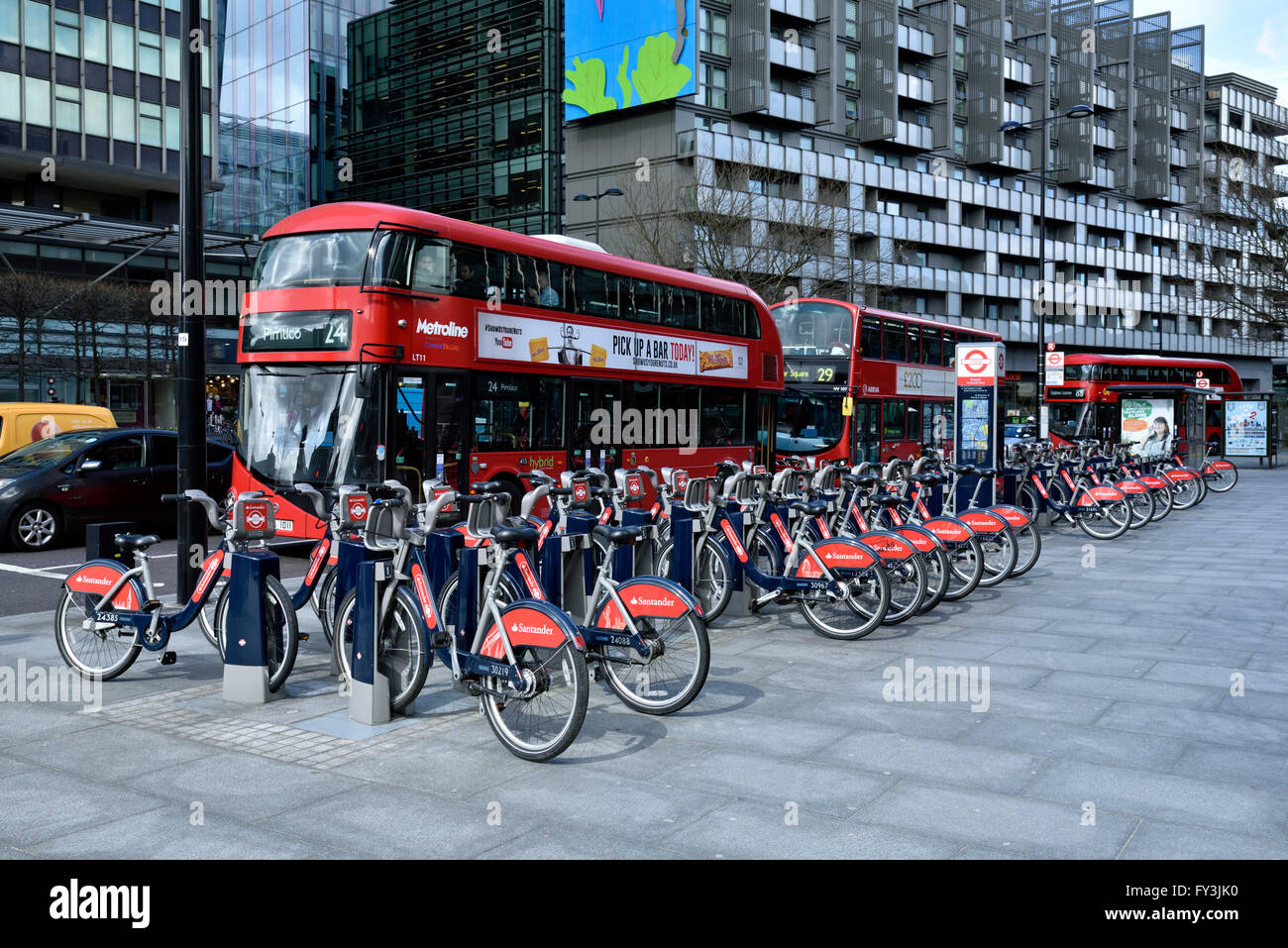 Santander cicli o Boris bike, noleggio biciclette sistema docking station con autobus, angolo di Hampstead Road e Euston Road, Londo Foto Stock
