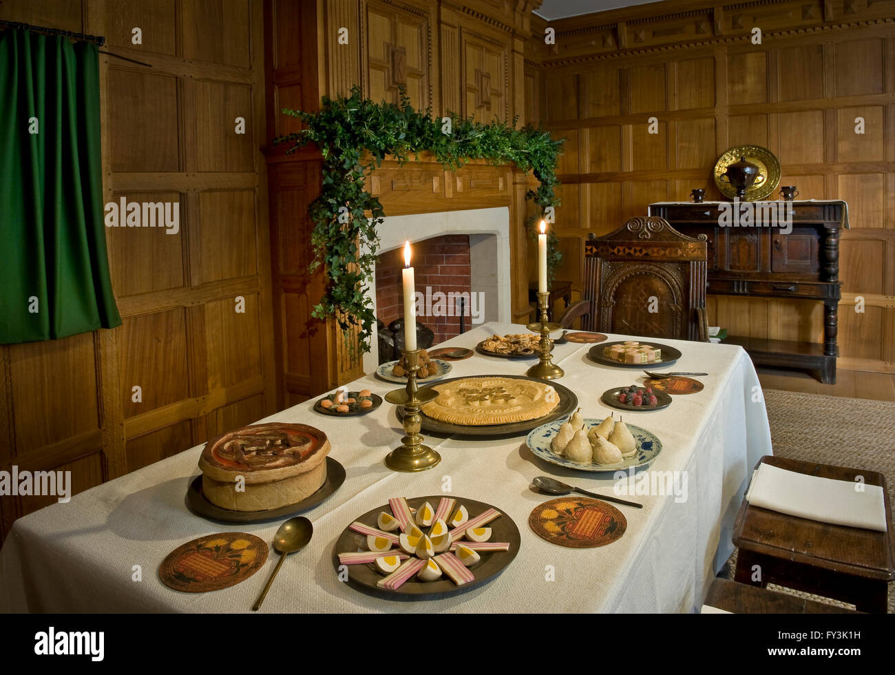 Il 1630 hall presso il Geffrye Museum decorato per il Natale del passato Foto Stock